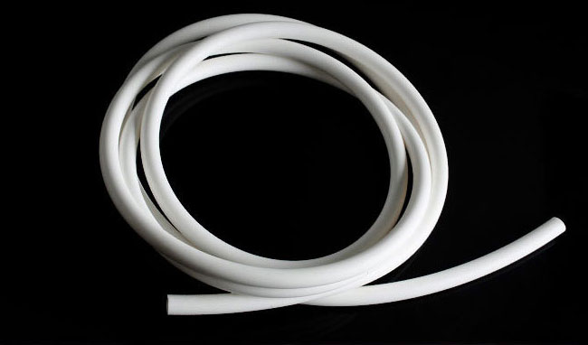 告別選材困惑：嶸牌耐介質(zhì)硅膠管專業(yè)選型方案，為酸、堿、油脂輸送精準護航